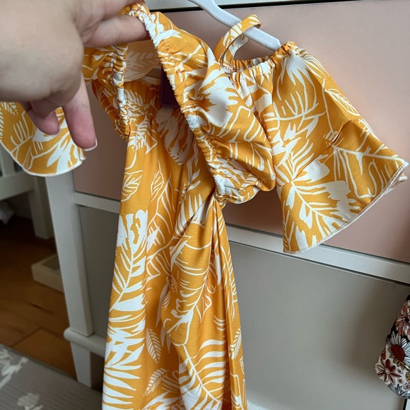 Talk about a happy outfit! - Picture 2 of 4